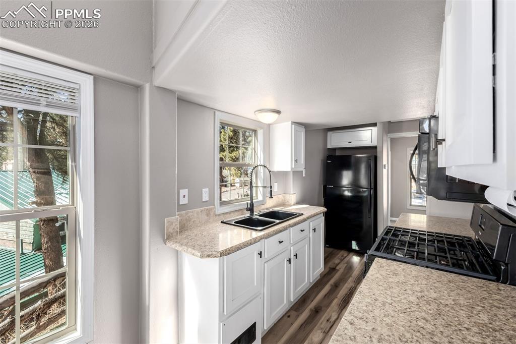 Image 12 of 24: Kitchen