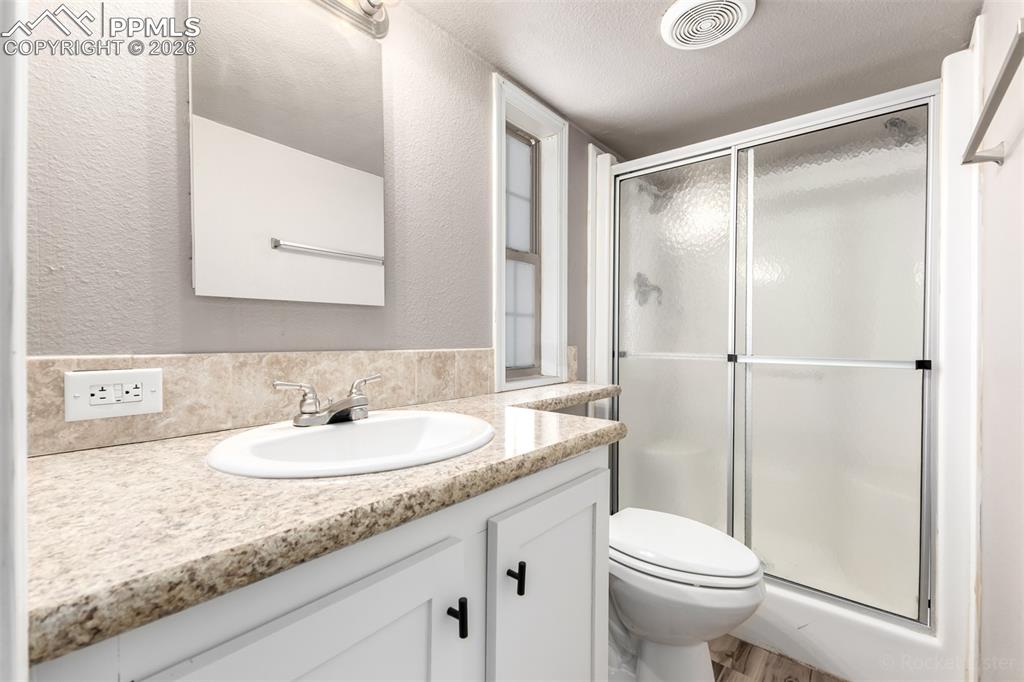 Image 20 of 24: Bathroom