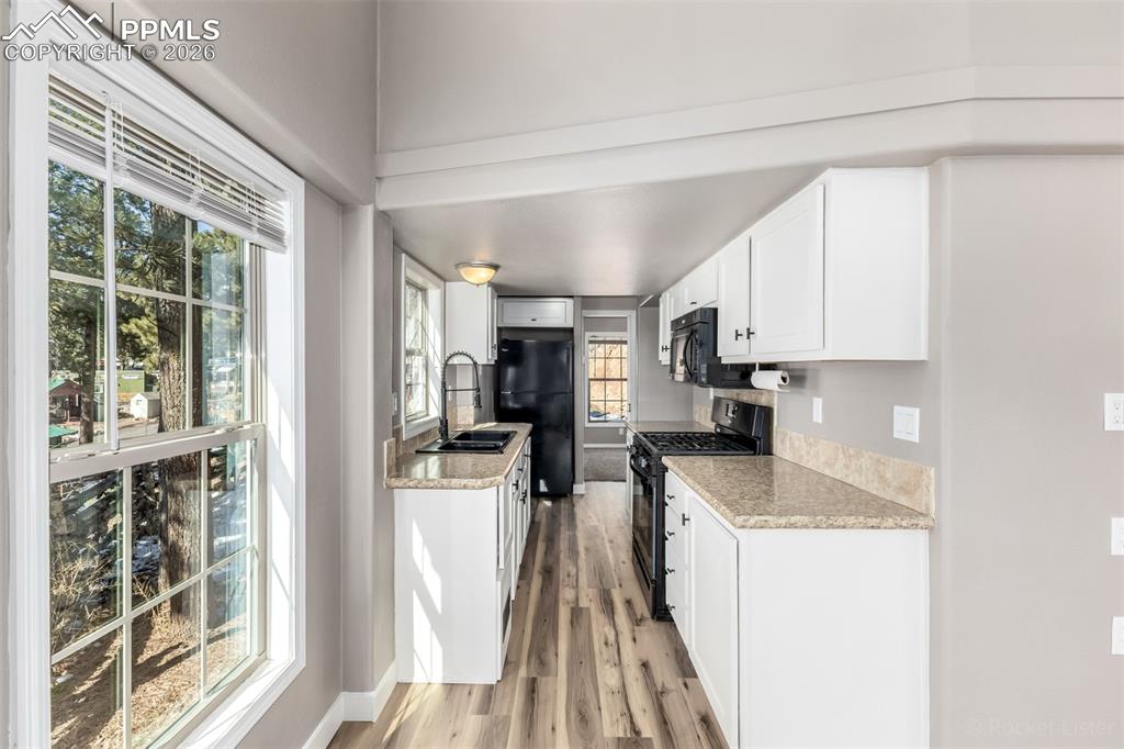 Image 8 of 24: Kitchen