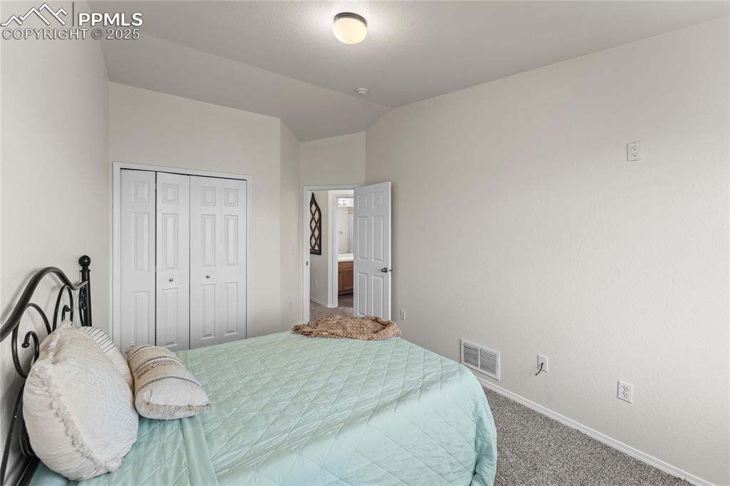 Image 18 of 22: Upper bedroom 1