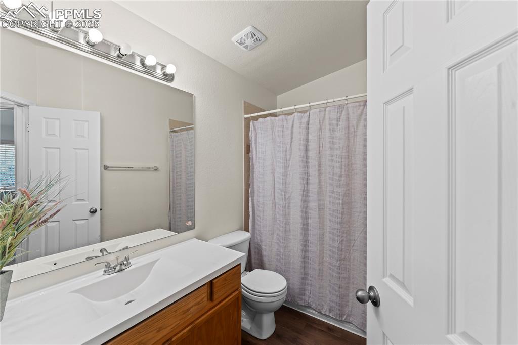 Image 19 of 22: Upper full bathroom