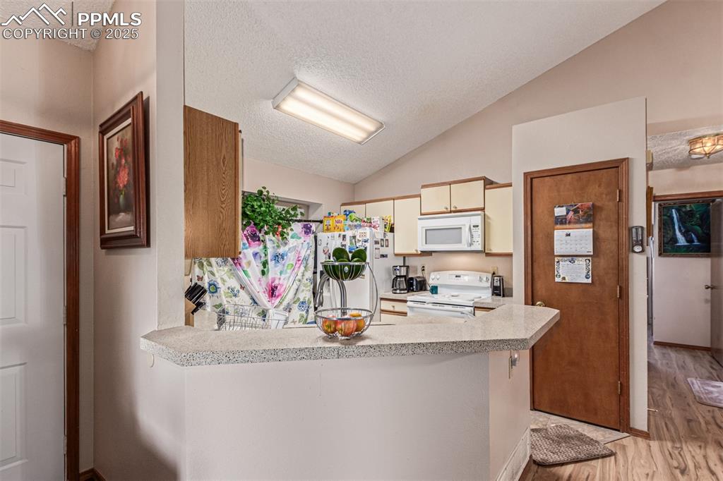 Image 13 of 46: Kitchen