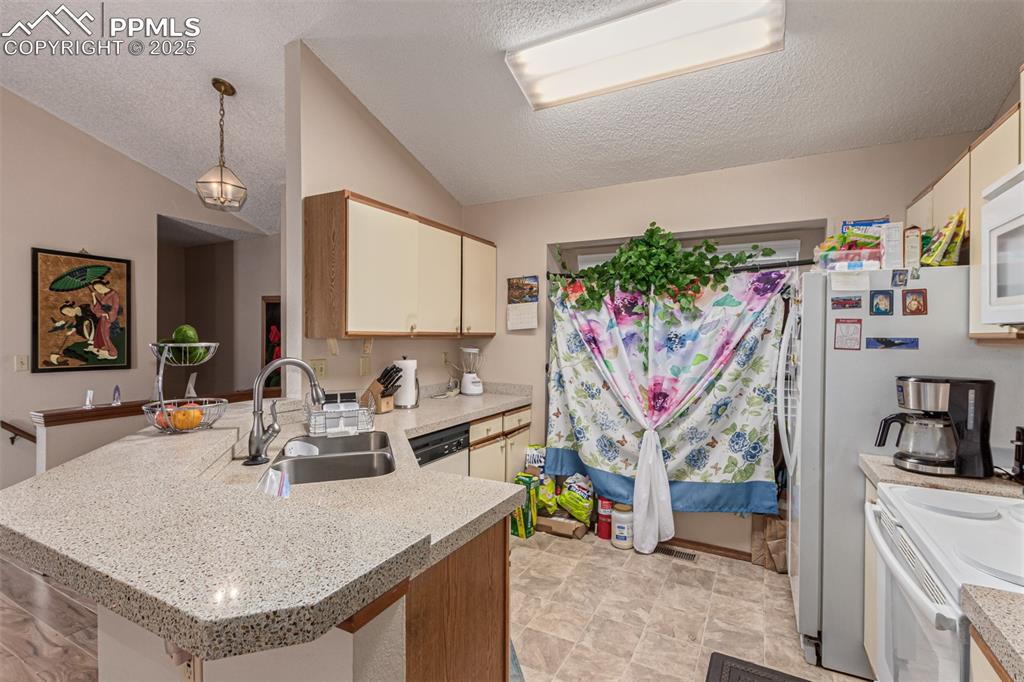 Image 14 of 46: Kitchen