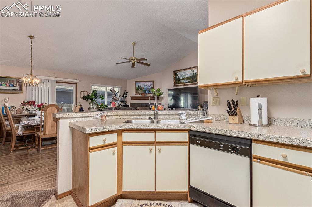 Image 15 of 46: Kitchen