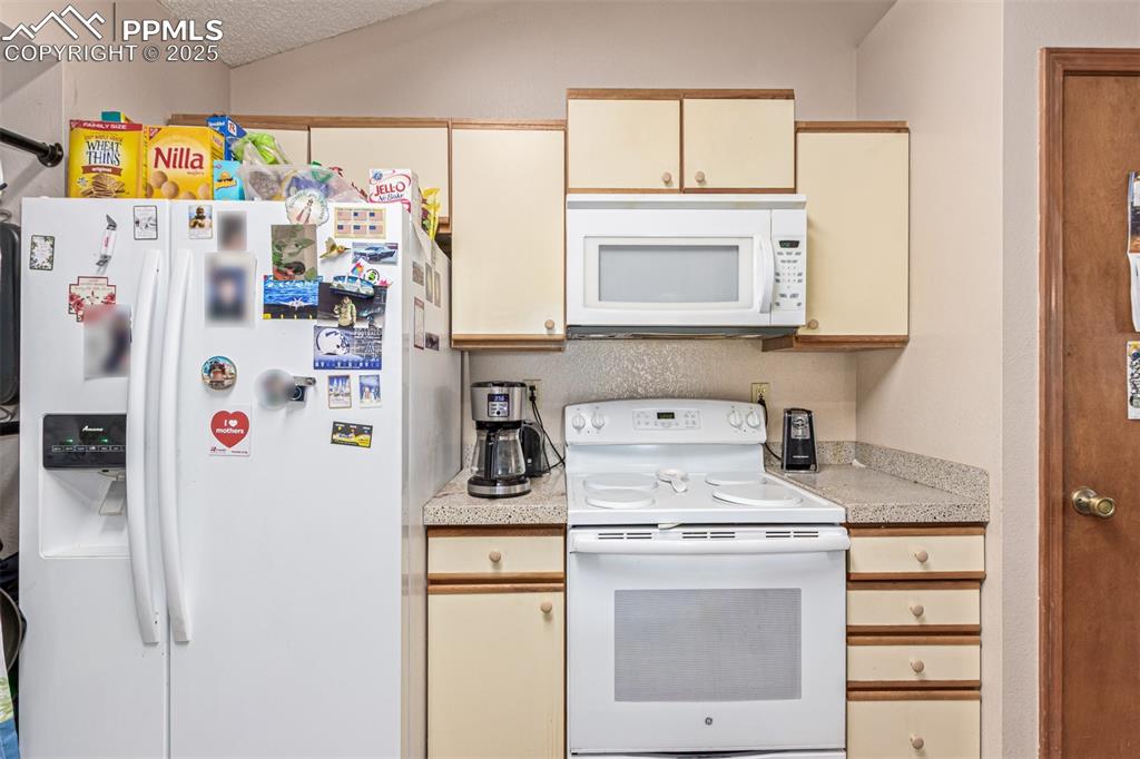 Image 16 of 46: Kitchen