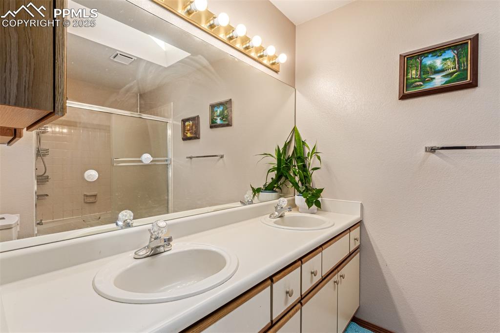 Image 22 of 46: Bathroom