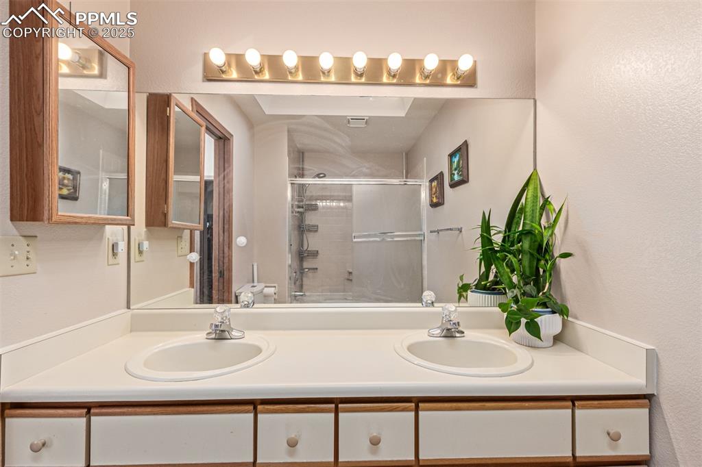 Image 23 of 46: Bathroom