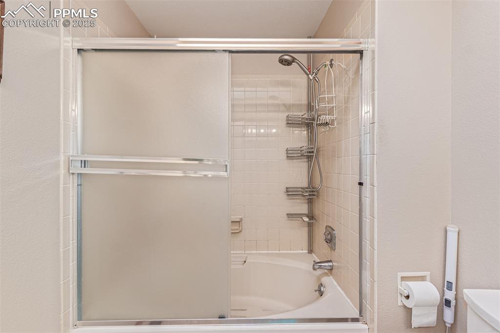 Image 24 of 46: Bathroom