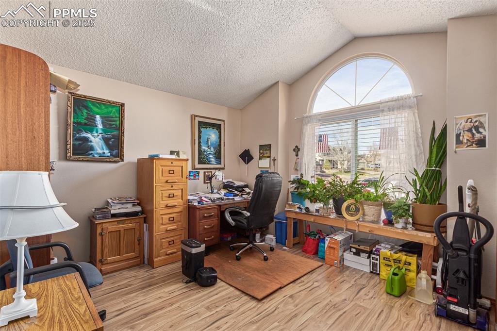 Image 25 of 46: Office