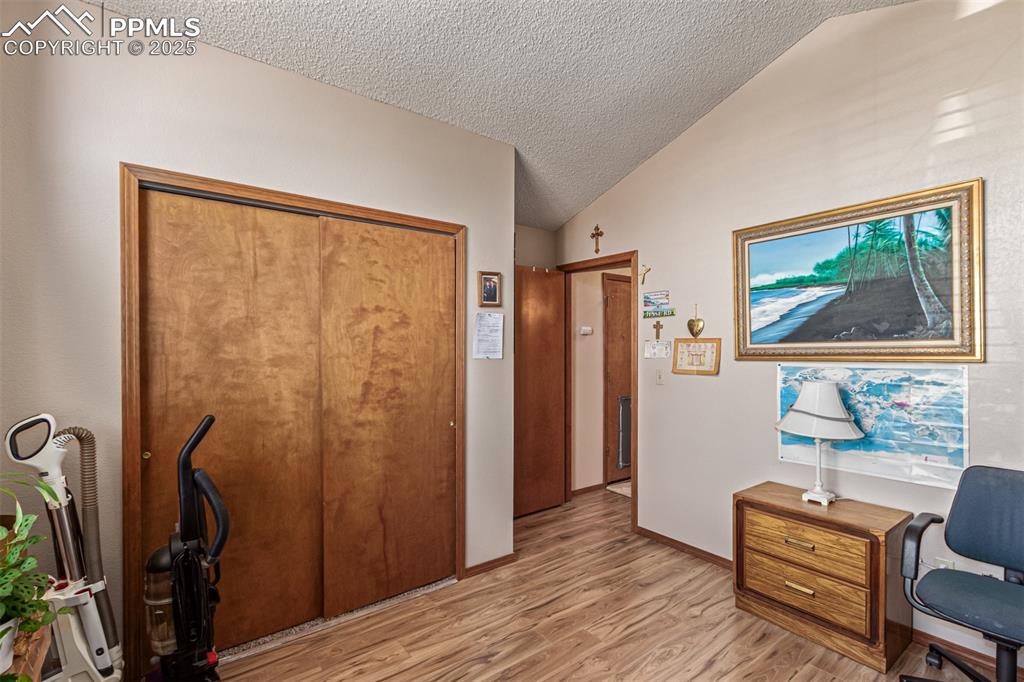 Image 26 of 46: Office