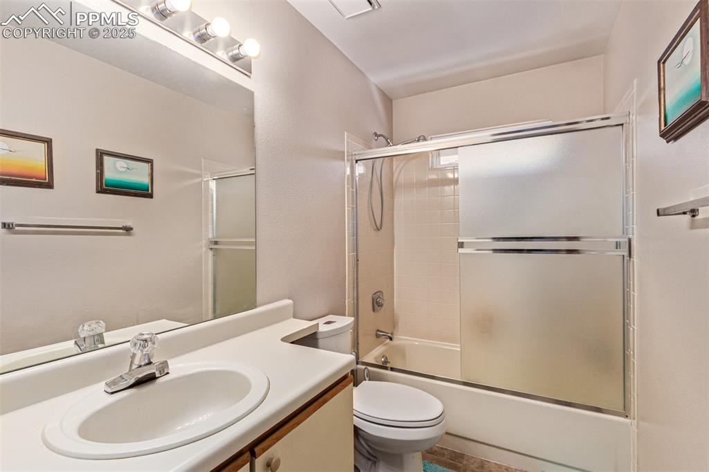 Image 29 of 46: Bathroom