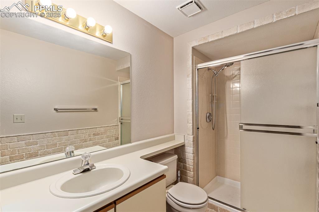 Image 38 of 46: Bathroom