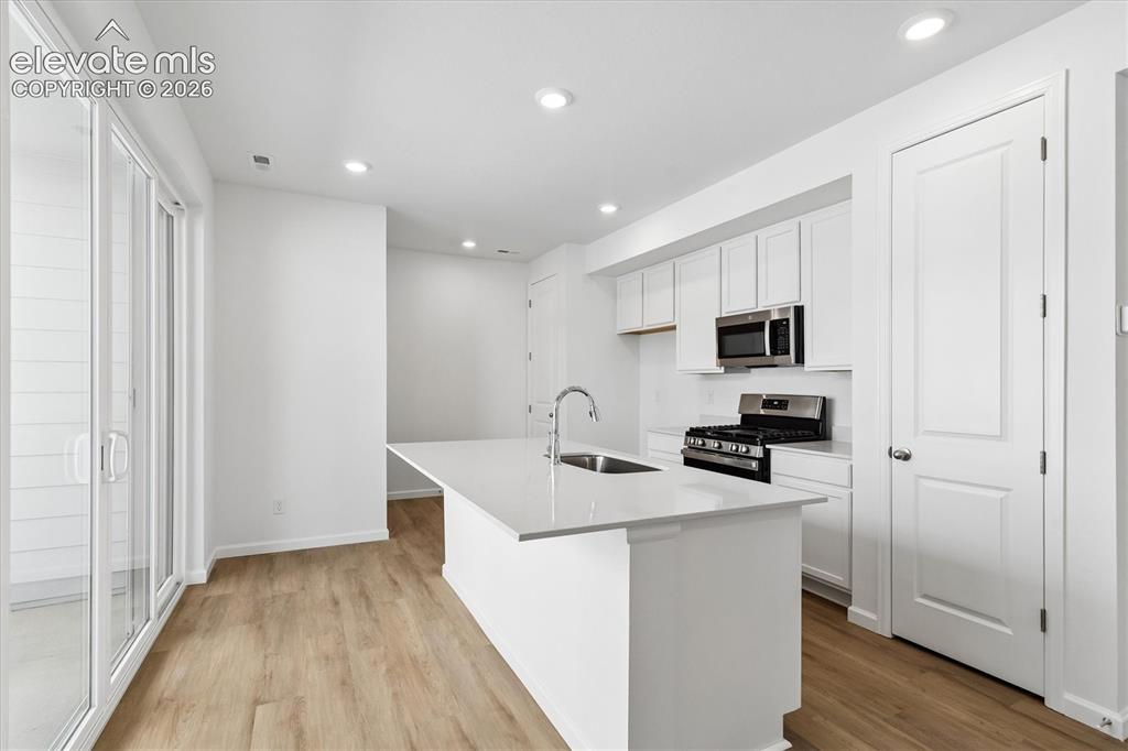 Image 7 of 21: Kitchen