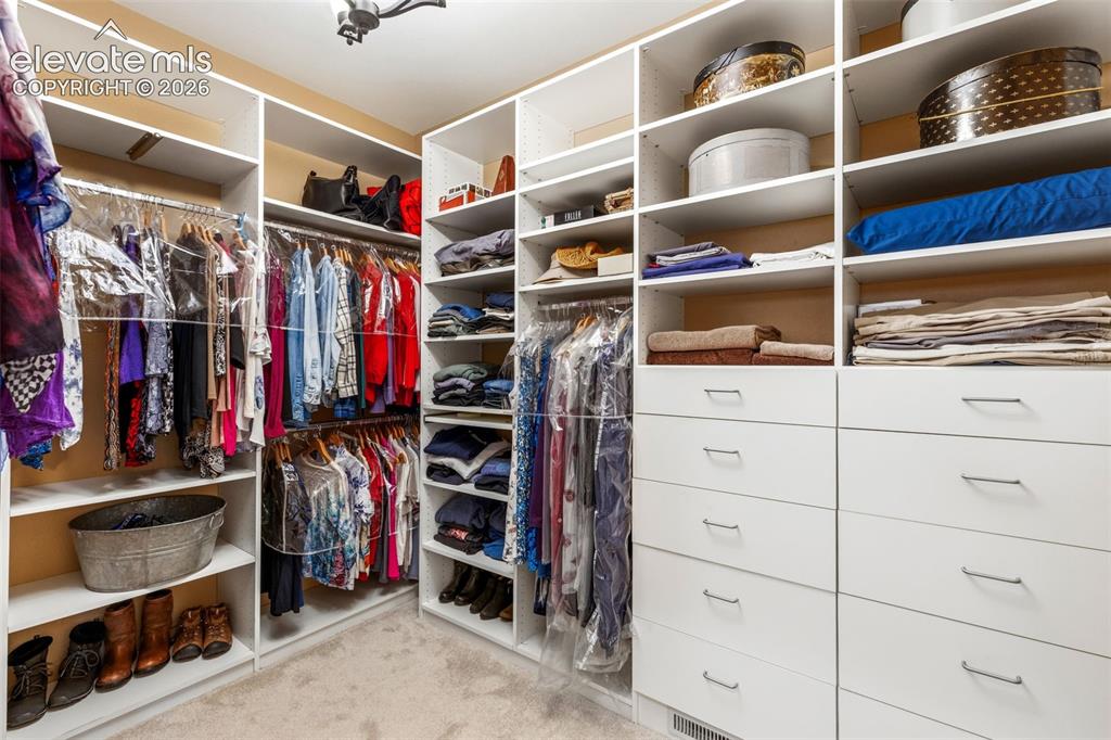 Image 25 of 40: Closet