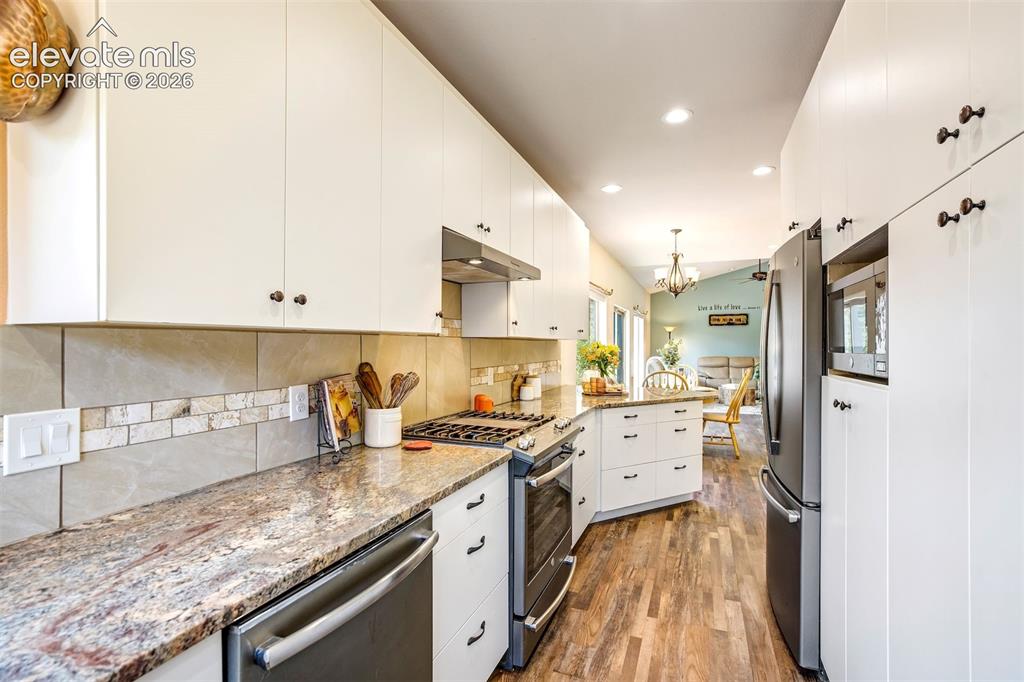 Image 19 of 48: Kitchen