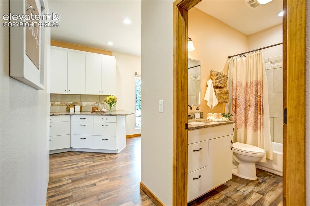 Image 20 of 48: Kitchen