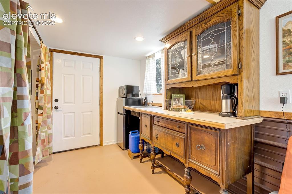 Image 40 of 48: Guest Quarters