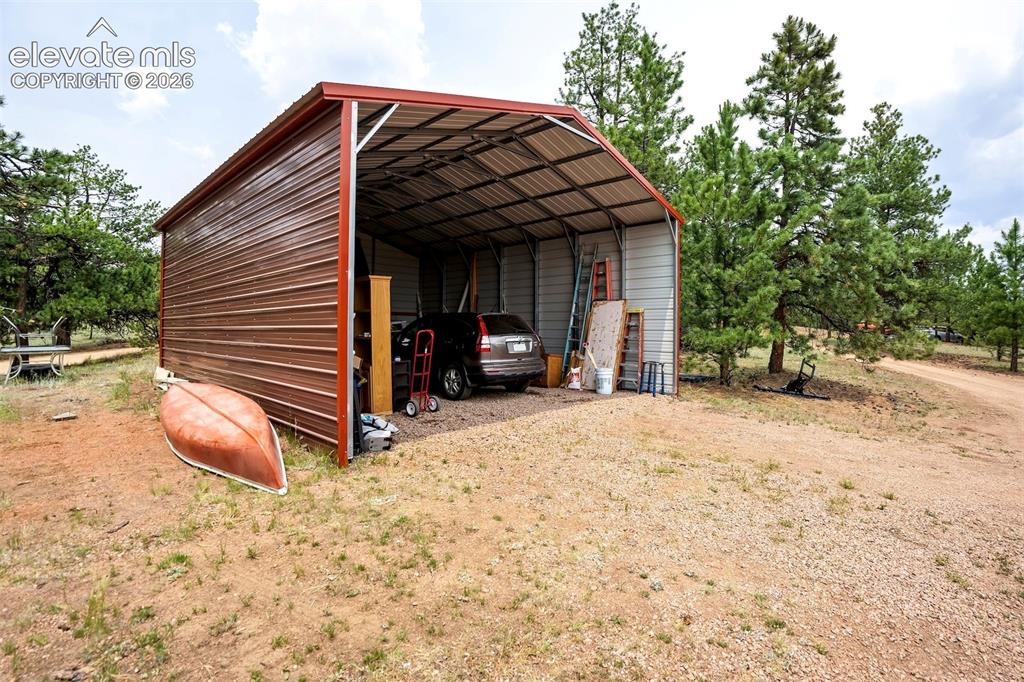 Image 42 of 48: Guest Quarters