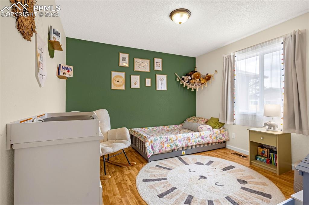 Image 13 of 25: Bedroom