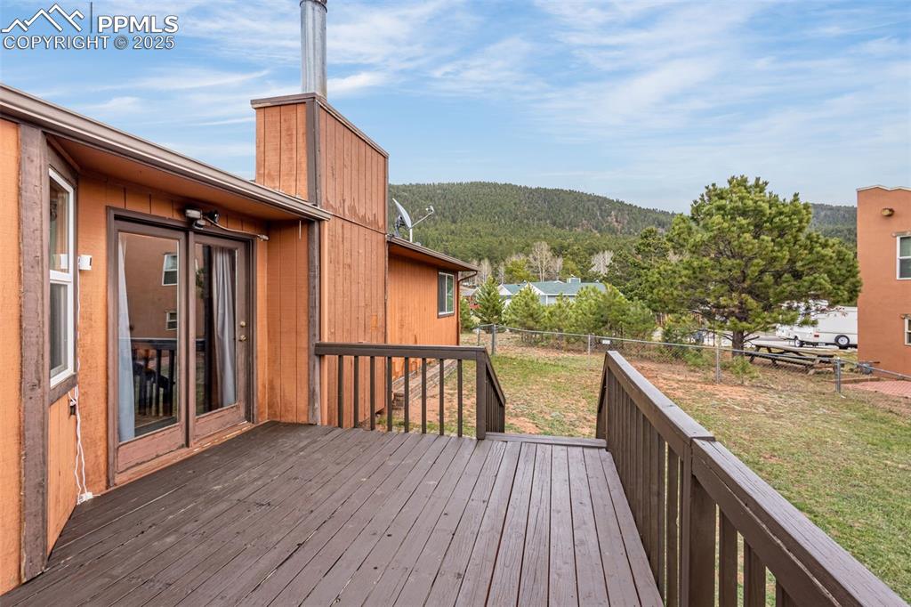 Image 18 of 25: Deck