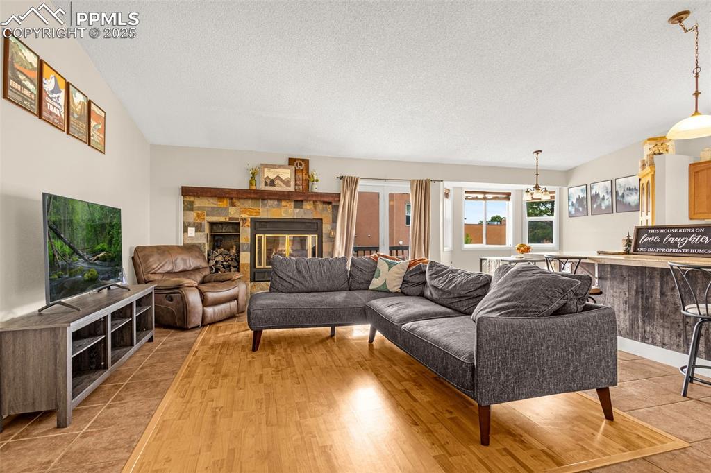 Image 3 of 25: Living Room