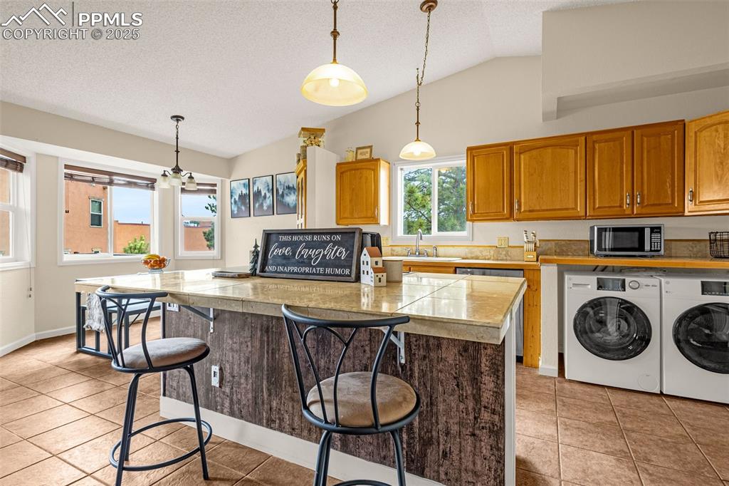 Image 4 of 25: Kitchen