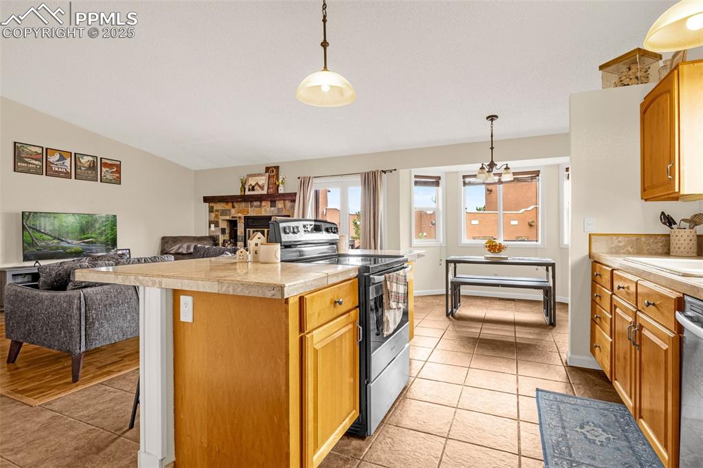 Image 7 of 25: Kitchen