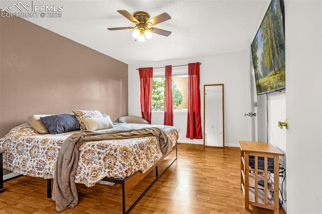 Image 9 of 25: Bedroom