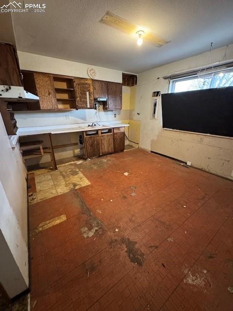 Image 3 of 11: Kitchen