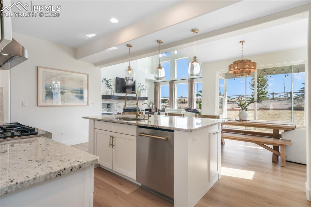 Image 11 of 50: Kitchen