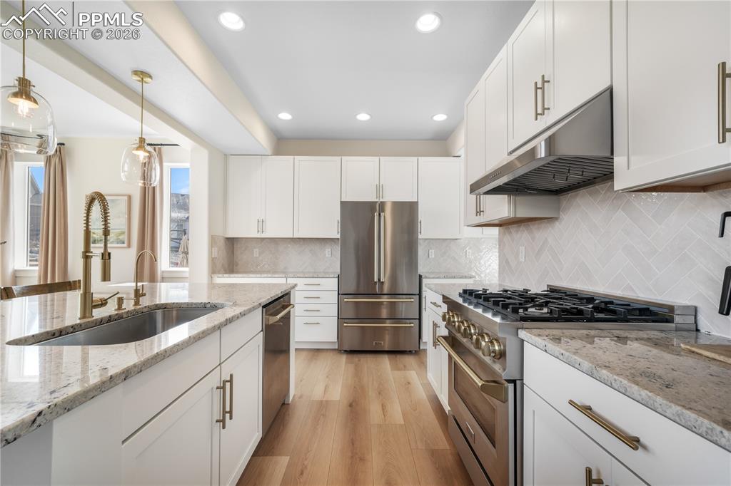 Image 12 of 50: Kitchen