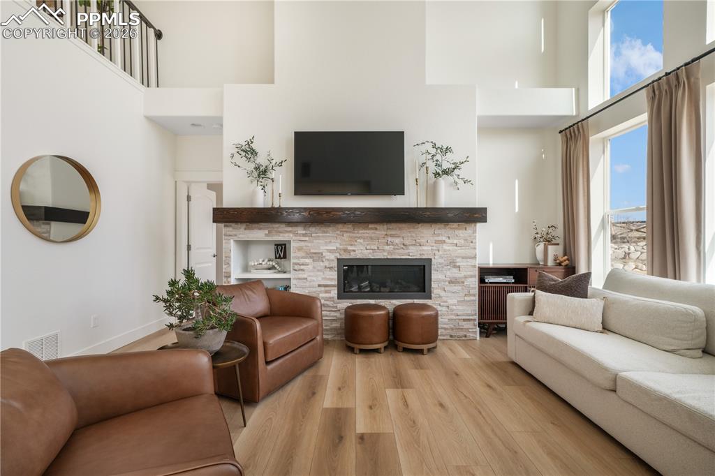 Image 17 of 50: Living Room