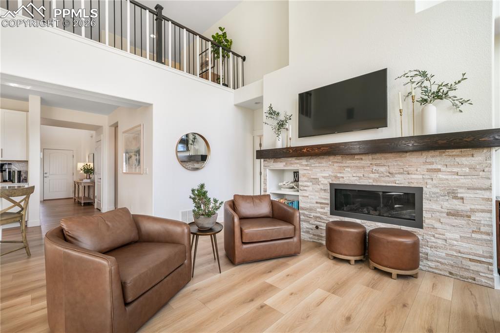 Image 18 of 50: Living Room