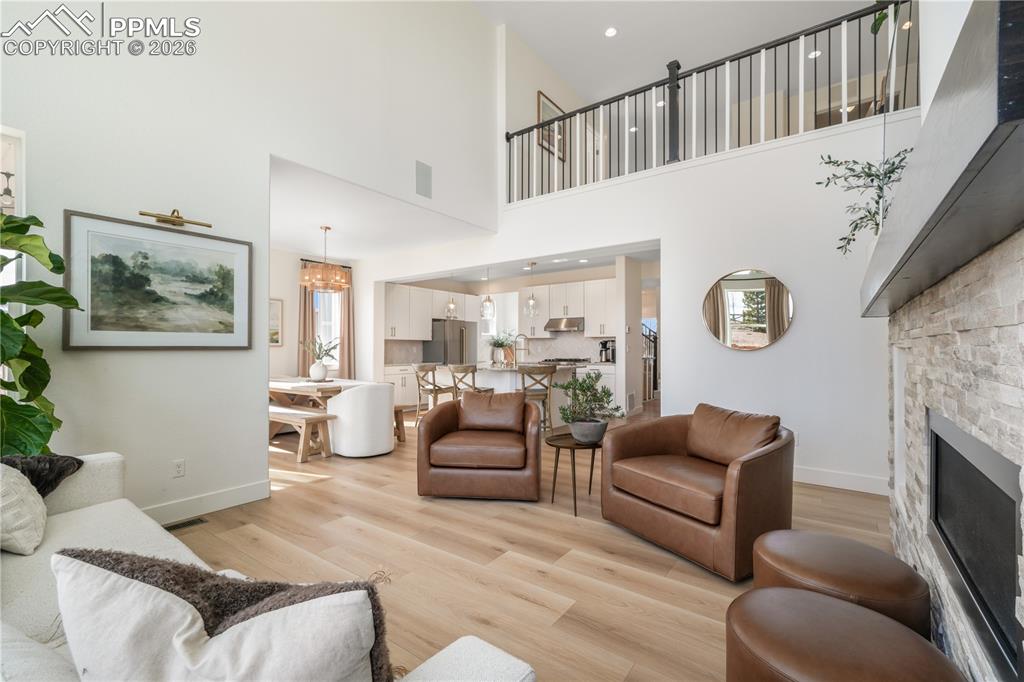 Image 19 of 50: Living Room