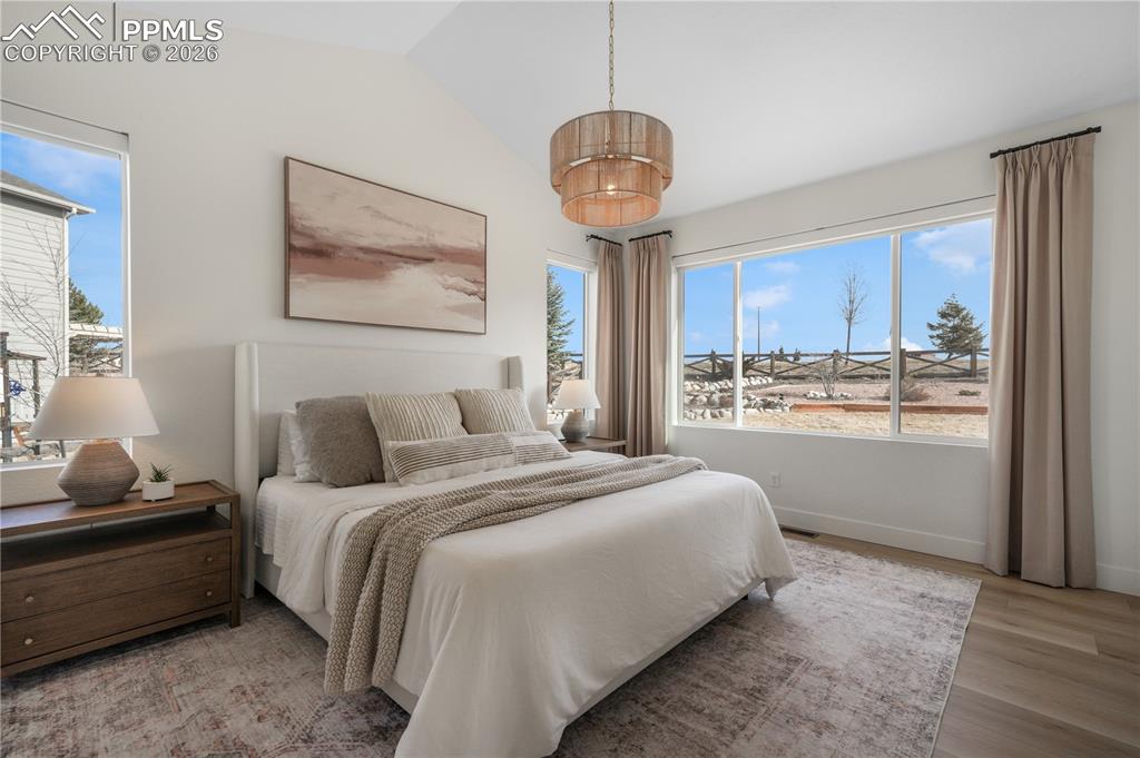 Image 21 of 50: Bedroom