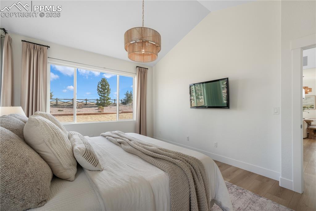 Image 23 of 50: Bedroom