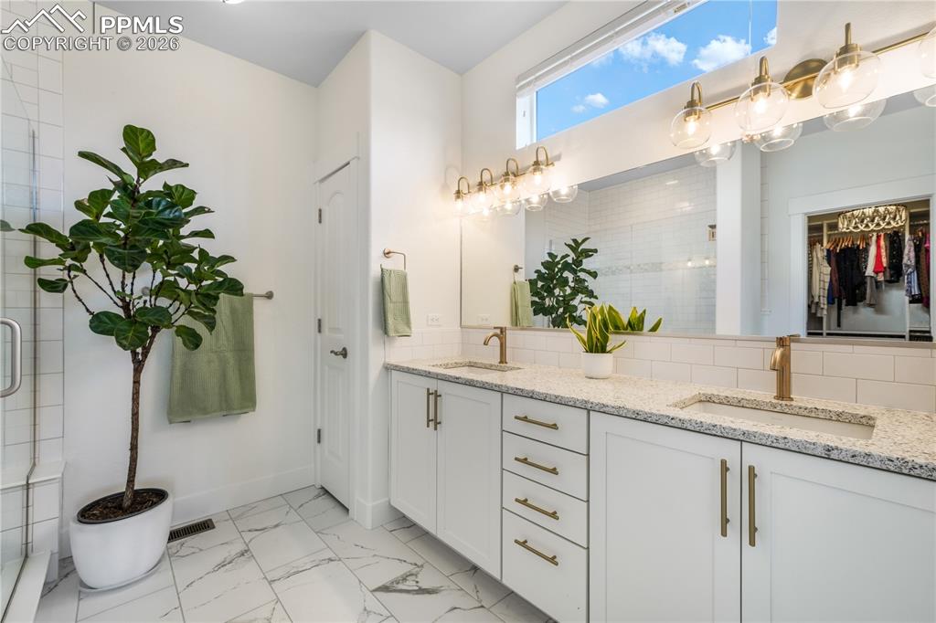 Image 24 of 50: Bathroom