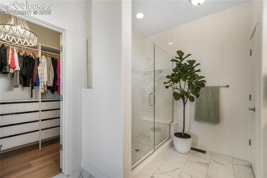 Image 25 of 50: Bathroom