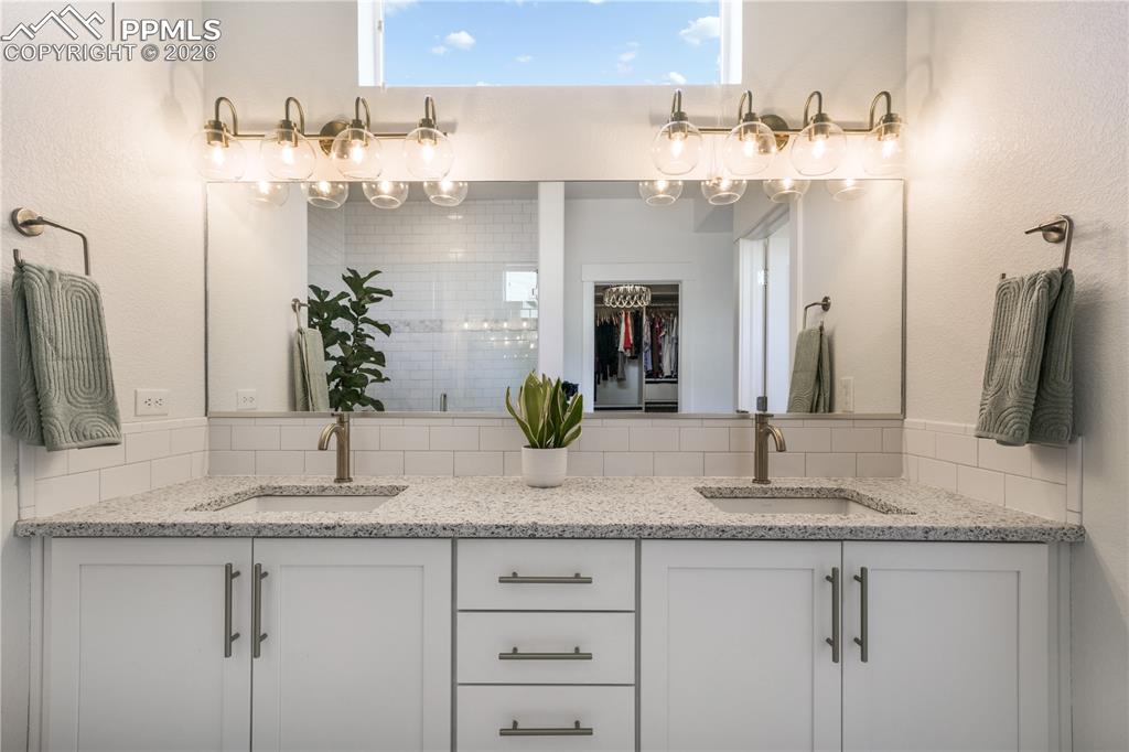 Image 26 of 50: Bathroom