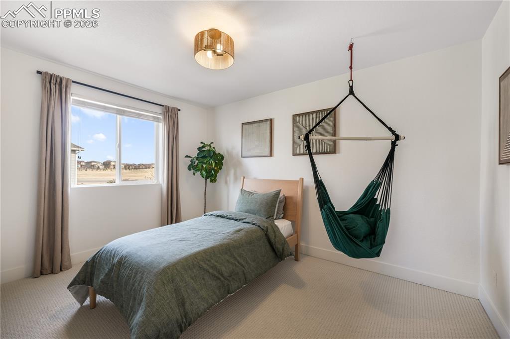 Image 31 of 50: Bedroom