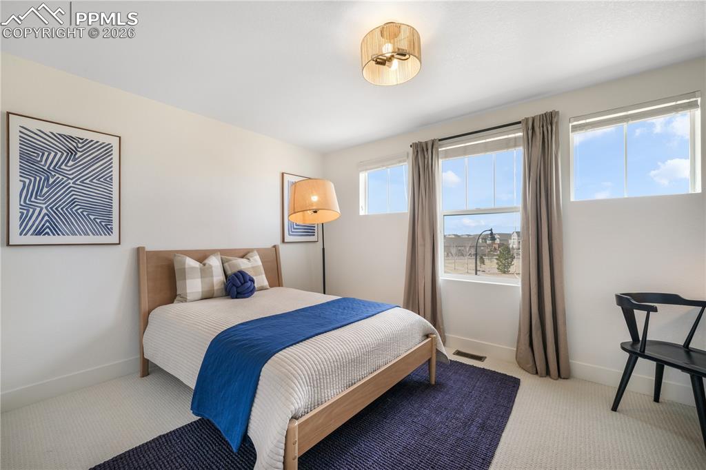 Image 34 of 50: Bedroom