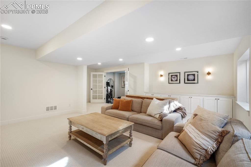 Image 40 of 50: Living Room