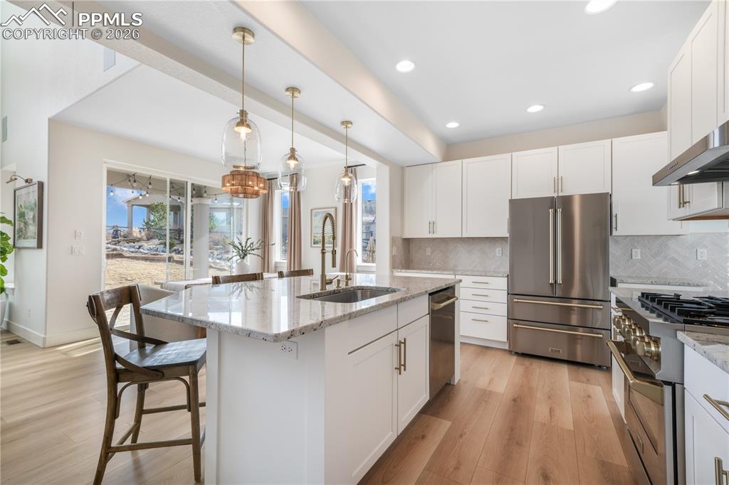 Image 7 of 50: Kitchen