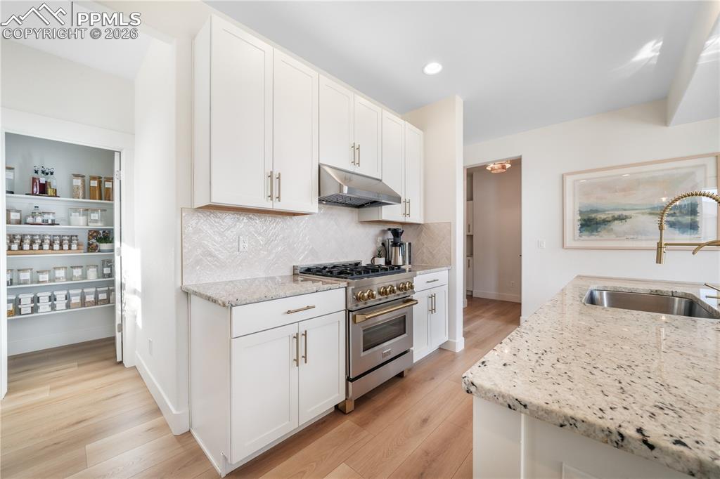 Image 9 of 50: Kitchen