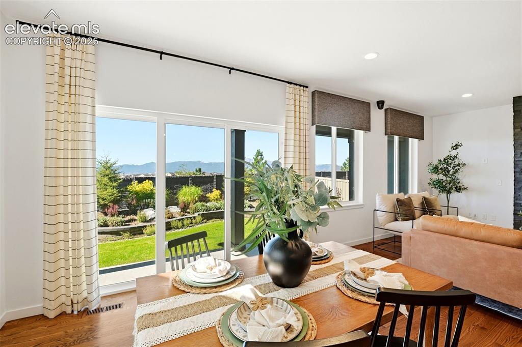 Image 16 of 50: Dining Area