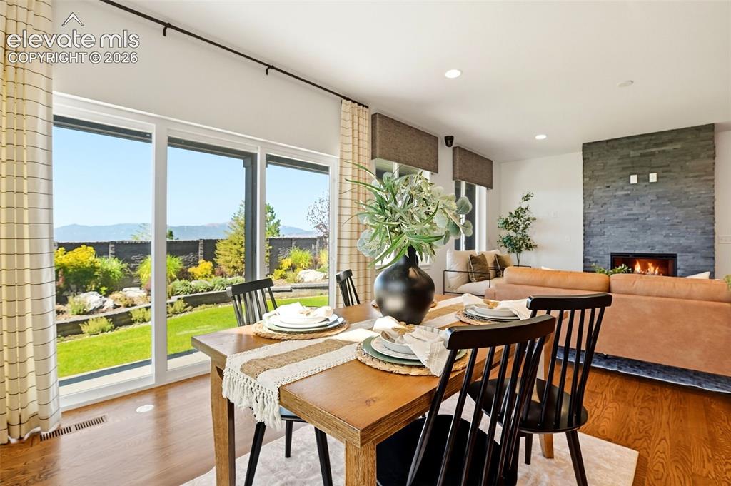Image 17 of 50: Dining Area