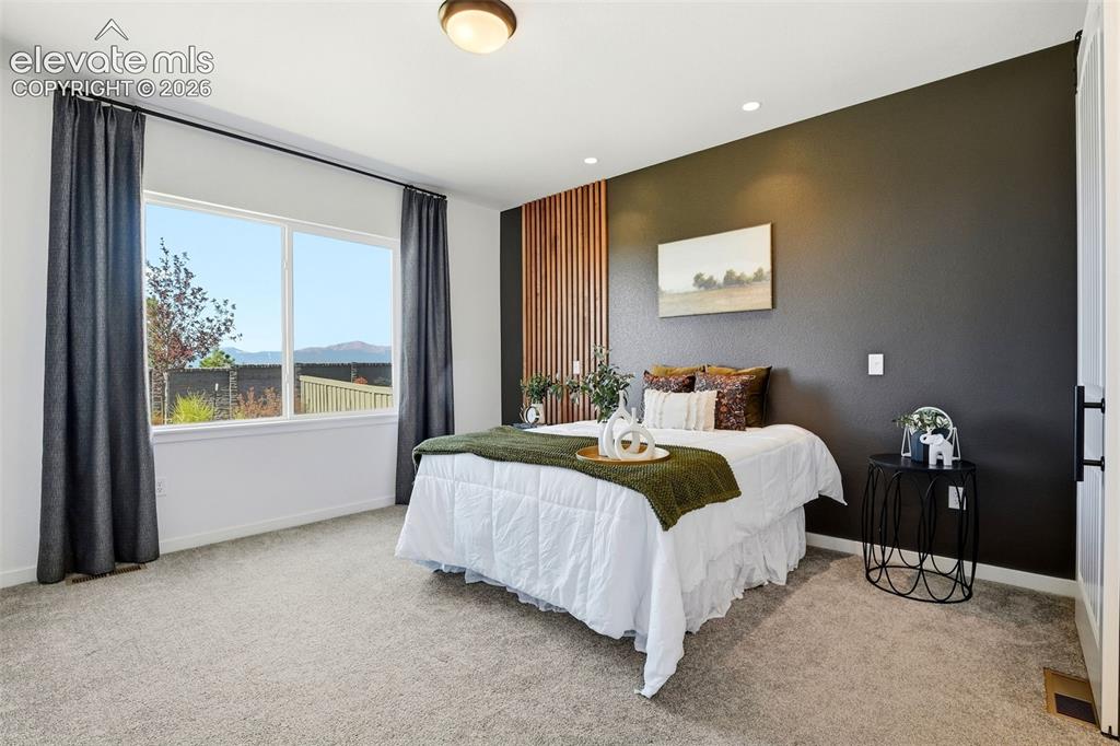 Image 19 of 50: Bedroom