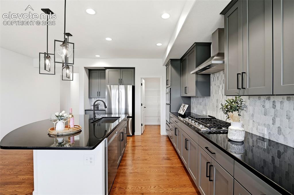 Image 8 of 50: Kitchen
