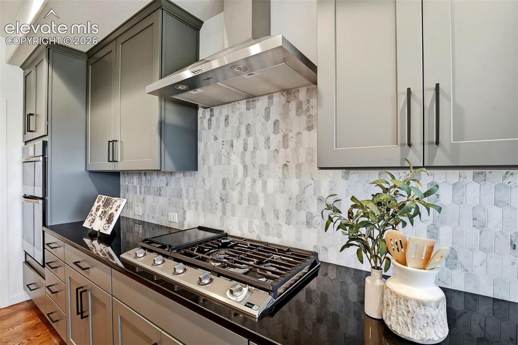 Image 9 of 50: Kitchen