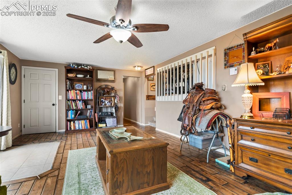 Image 11 of 22: Living Room